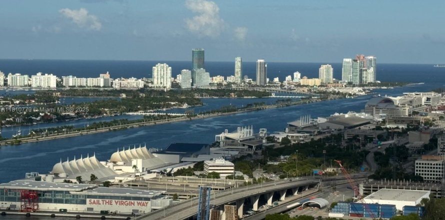 Condominio en Miami, Florida, 3 dormitorios  № 2194085