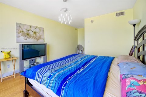 Condo in Sunny Isles Beach, Florida, 2 bedrooms  № 1887259 - photo 19