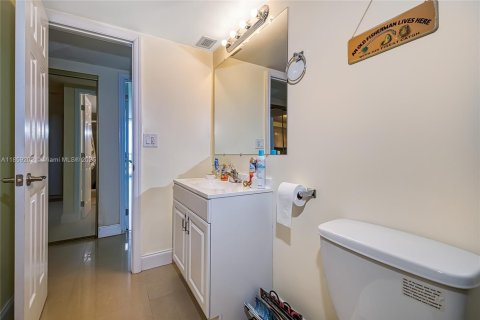 Condo in Sunny Isles Beach, Florida, 2 bedrooms  № 1887259 - photo 24