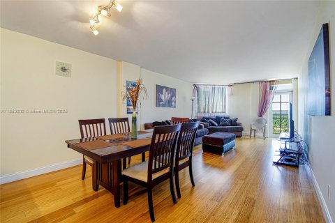 Condo in Sunny Isles Beach, Florida, 2 bedrooms  № 1887259 - photo 8