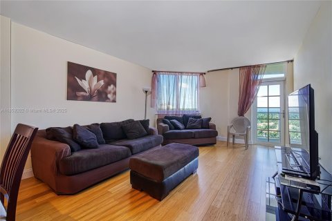 Condo in Sunny Isles Beach, Florida, 2 bedrooms  № 1887259 - photo 10