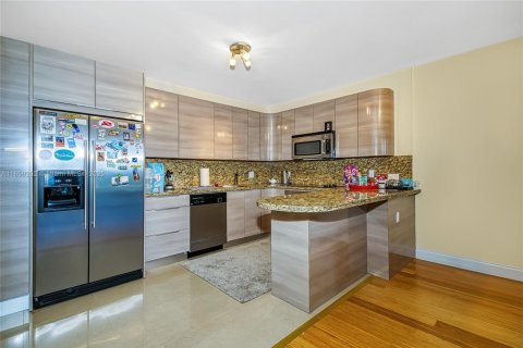 Condo in Sunny Isles Beach, Florida, 2 bedrooms  № 1887259 - photo 3