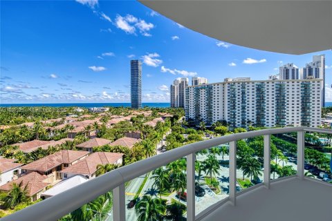 Condo in Sunny Isles Beach, Florida, 2 bedrooms  № 1887259 - photo 1