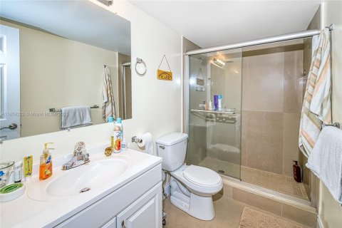 Condo in Sunny Isles Beach, Florida, 2 bedrooms  № 1887259 - photo 23