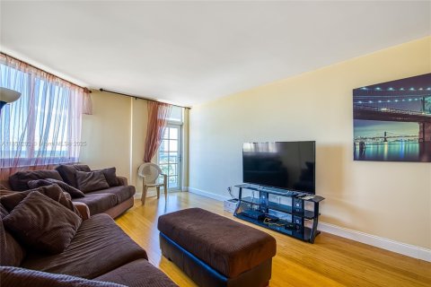 Condo in Sunny Isles Beach, Florida, 2 bedrooms  № 1887259 - photo 11