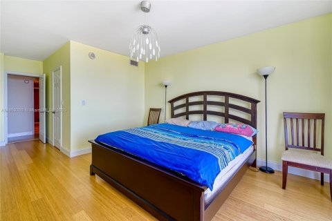 Condo in Sunny Isles Beach, Florida, 2 bedrooms  № 1887259 - photo 17