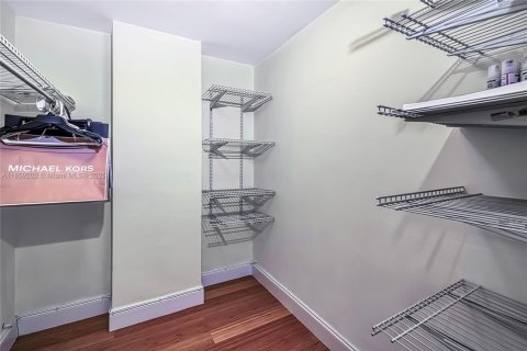 Condo in Sunny Isles Beach, Florida, 2 bedrooms  № 1887259 - photo 22