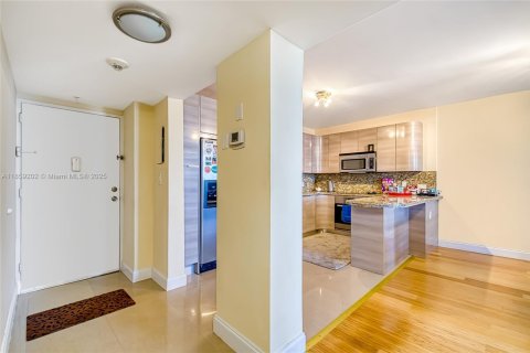 Condo in Sunny Isles Beach, Florida, 2 bedrooms  № 1887259 - photo 2