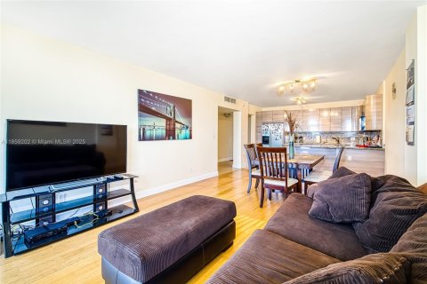 Condo in Sunny Isles Beach, Florida, 2 bedrooms  № 1887259 - photo 15