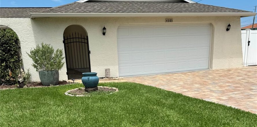 House in Hernando Beach, Florida 3 bedrooms, 152.73 sq.m. № 1824647