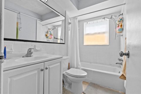 Commercial property in Clearwater, Florida 4 bedrooms, 153.47 sq.m. № 1648979 - photo 15