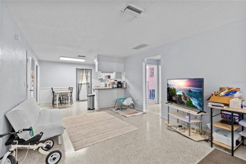 Commercial property in Clearwater, Florida 4 bedrooms, 153.47 sq.m. № 1648979 - photo 8