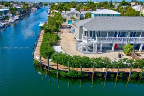 House in Marathon, Florida 3 bedrooms, 137.59 sq.m. № 1842548 - photo 3