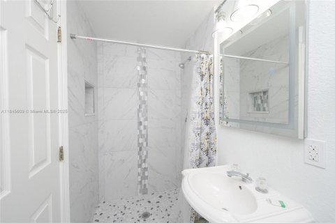 House in Marathon, Florida 3 bedrooms, 137.59 sq.m. № 1842548 - photo 22