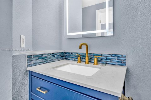 House in Marathon, Florida 3 bedrooms, 137.59 sq.m. № 1842548 - photo 30