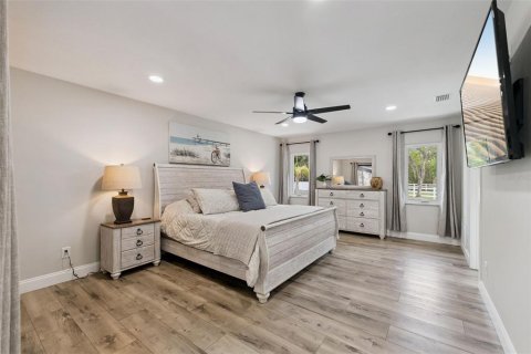 House in Port Orange, Florida 4 bedrooms, 279.64 sq.m. № 2093513 - photo 13