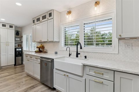 House in Port Orange, Florida 4 bedrooms, 279.64 sq.m. № 2093513 - photo 9