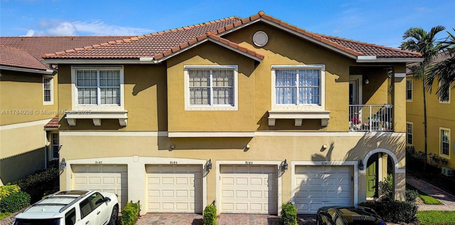 Townhouse in Tamarac, Florida 3 bedrooms, 131.64 sq.m. № 1708566