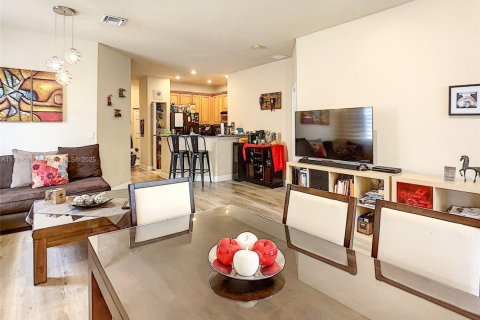Townhouse in Tamarac, Florida 3 bedrooms, 131.64 sq.m. № 1708566 - photo 8
