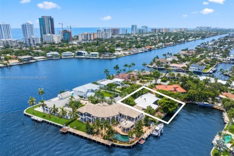 House in Pompano Beach, Florida 5 bedrooms, 342.72 sq.m. № 1854834 - photo 5
