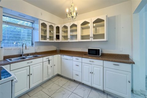 Villa ou maison à vendre à Hollywood, Floride: 3 chambres, 125.42 m2 № 2005434 - photo 2