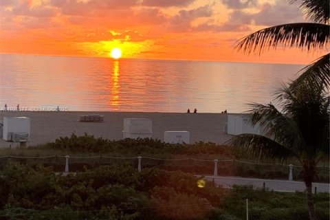 Кондоминиум с 1 спальней в Майами-Бич, Флорида № 2053664