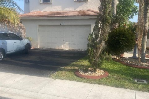 House in Tamarac, Florida 4 bedrooms, 176.14 sq.m. № 1177388 - photo 1