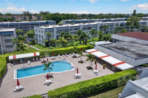 Condominio en alquiler en Margate, Florida, 1 dormitorio, 68.65 m2 № 2077758 - foto 4