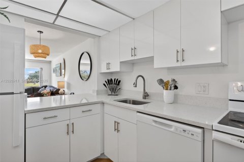 Condominio en alquiler en Margate, Florida, 1 dormitorio, 68.65 m2 № 2077758 - foto 2