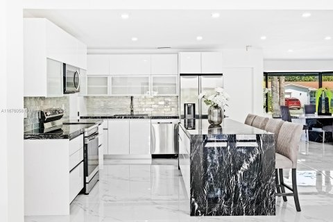 Casa en venta en Miami, Florida, 4 dormitorios, 198.35 m2 № 1958527 - foto 15