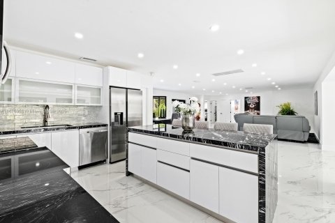 Casa en venta en Miami, Florida, 4 dormitorios, 198.35 m2 № 1958527 - foto 14