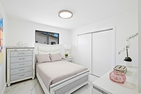Casa en venta en Miami, Florida, 4 dormitorios, 198.35 m2 № 1958527 - foto 27