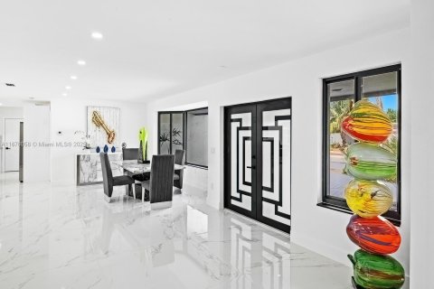 Casa en venta en Miami, Florida, 4 dormitorios, 198.35 m2 № 1958527 - foto 11