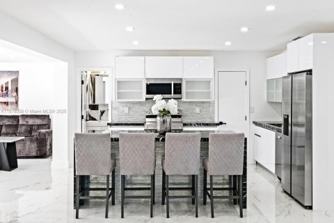 Casa en venta en Miami, Florida, 4 dormitorios, 198.35 m2 № 1958527 - foto 3