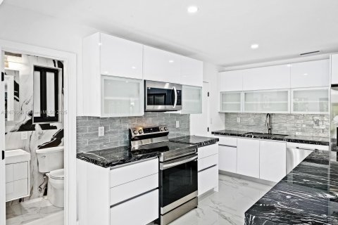 Casa en venta en Miami, Florida, 4 dormitorios, 198.35 m2 № 1958527 - foto 12