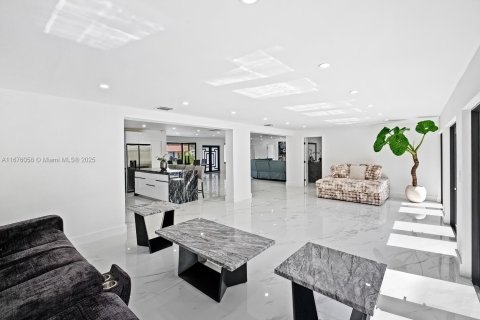 Casa en venta en Miami, Florida, 4 dormitorios, 198.35 m2 № 1958527 - foto 13