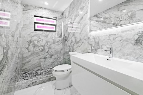 Casa en venta en Miami, Florida, 4 dormitorios, 198.35 m2 № 1958527 - foto 24