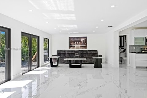 Casa en venta en Miami, Florida, 4 dormitorios, 198.35 m2 № 1958527 - foto 18