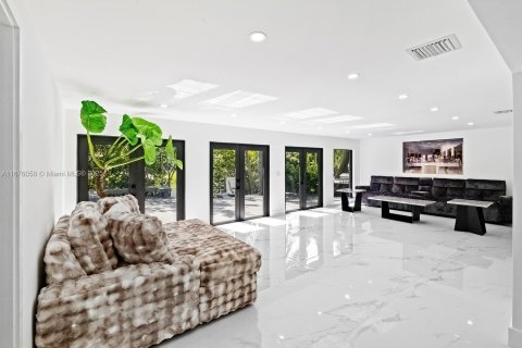 Casa en venta en Miami, Florida, 4 dormitorios, 198.35 m2 № 1958527 - foto 17