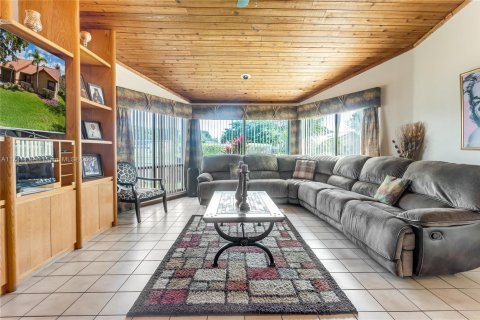 House in Coral Springs, Florida 4 bedrooms, 243.96 sq.m. № 1711821 - photo 20