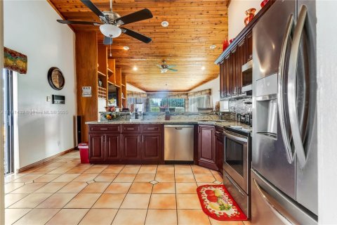 House in Coral Springs, Florida 4 bedrooms, 243.96 sq.m. № 1711821 - photo 14