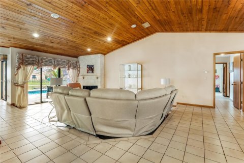 House in Coral Springs, Florida 4 bedrooms, 243.96 sq.m. № 1711821 - photo 9