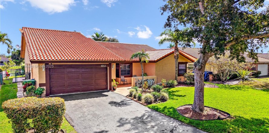 House in Coral Springs, Florida 4 bedrooms, 243.96 sq.m. № 1711821
