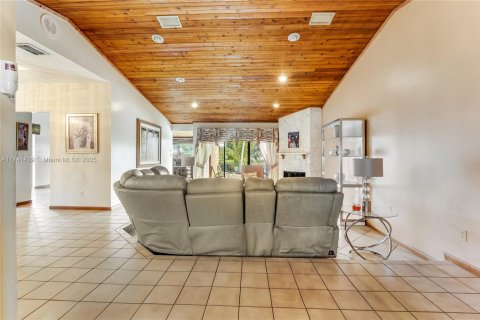 House in Coral Springs, Florida 4 bedrooms, 243.96 sq.m. № 1711821 - photo 8