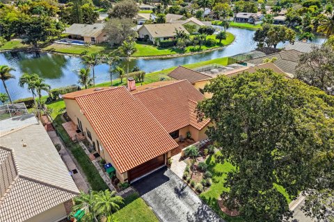 House in Coral Springs, Florida 4 bedrooms, 243.96 sq.m. № 1711821 - photo 3