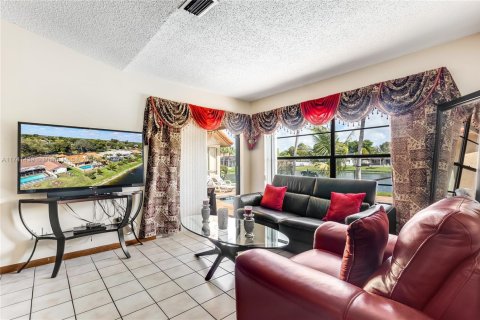 House in Coral Springs, Florida 4 bedrooms, 243.96 sq.m. № 1711821 - photo 27