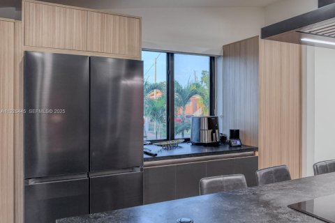 Casa en venta en Miami, Florida, 5 dormitorios, 240.25 m2 № 1986875 - foto 9