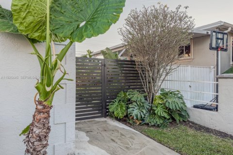 Casa en venta en Miami, Florida, 5 dormitorios, 240.25 m2 № 1986875 - foto 29