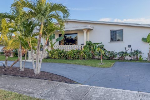 Casa en venta en Miami, Florida, 5 dormitorios, 240.25 m2 № 1986875 - foto 2