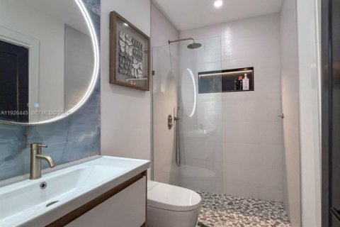Casa en venta en Miami, Florida, 5 dormitorios, 240.25 m2 № 1986875 - foto 12